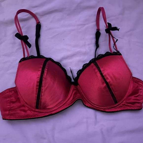 BRAS!!! Most are a 36C two others are 38B &36D. - Picture 6 of 8